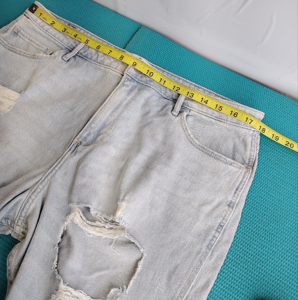 NWT Hollister Curvy High Rise Crop Mom Jeans Ripped Vintage - Size 17 S - Picture 4 of 10